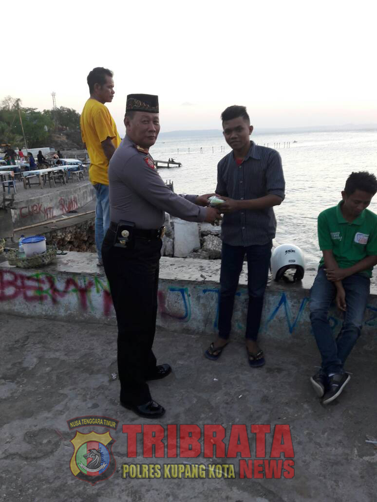 Sat Sabhara Bersama Polwan Polres Kupang Kota Bagi – Bagi Takjil.