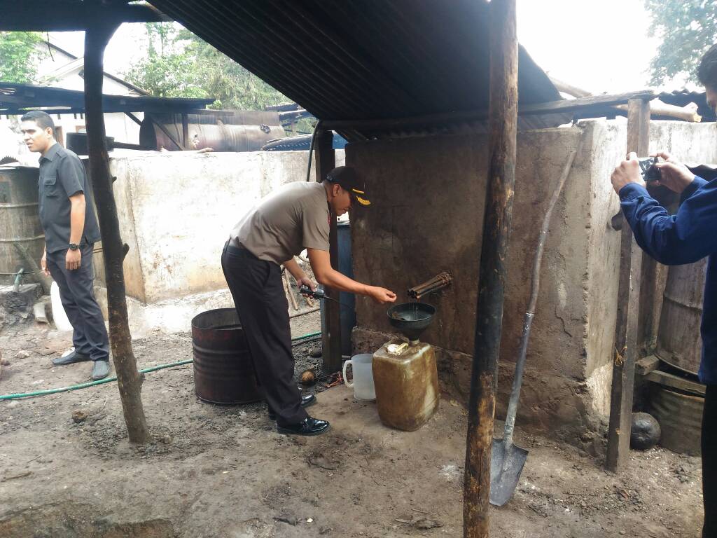 Jelang Berbuka Puasa Satlantas Polres Kupang Kota Sapa Masyarakat dengan Bagikan Takjil.