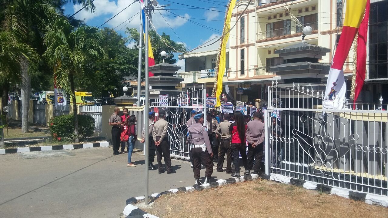Personil Polres Kupang Kota Amankan Aksi Unjuk Rasa Komunitas Media Online Nusa Tenggara Timur ( Kowmen - NTT)