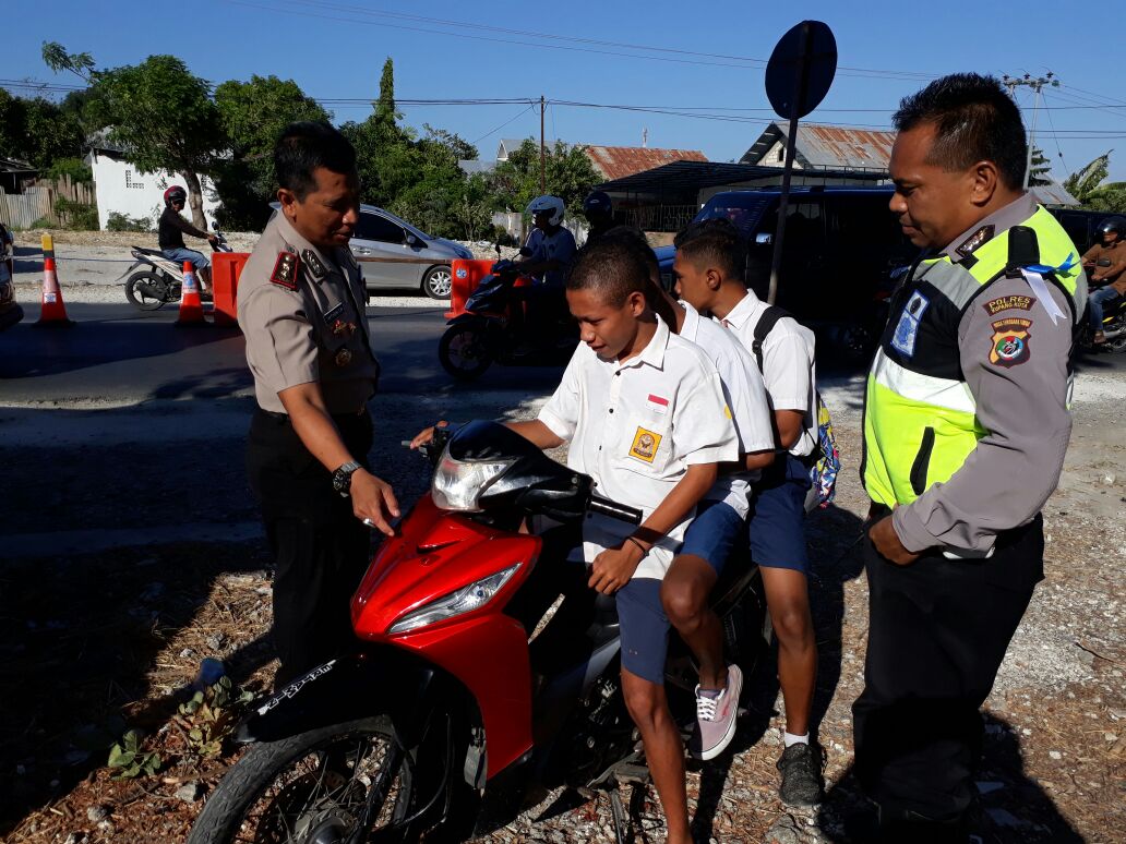 Kapolres Kupang Kota Tidak Pelajar yang Tidak Mentaati Peraturan Lalu Lintas.