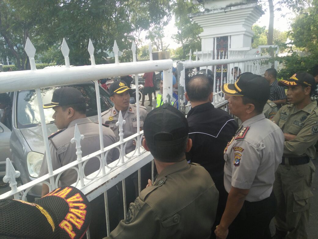 Personil Polres Kupang Kota Laksanakan pengamanan Aksi Unjuk Rasa Lanjutan oleh Forum Mahasiswa Universitas PGRI Kupang.