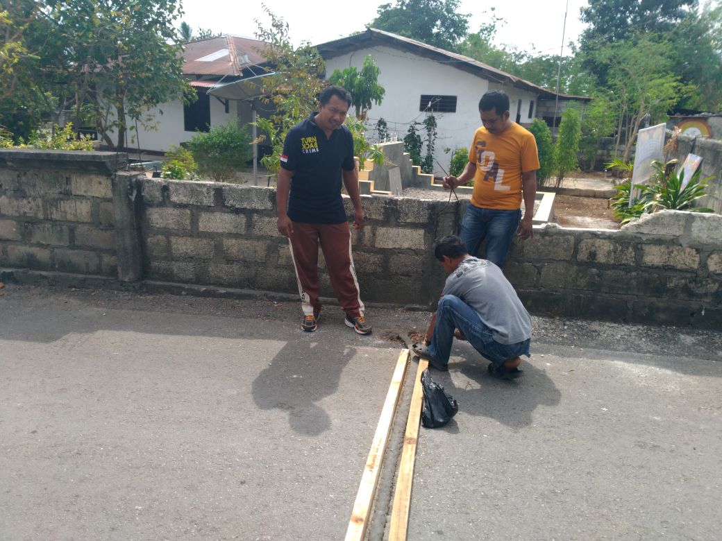 Antisipasi Kecelakaan, Bhabinkamtibmas bersama Staf Kelurahan memasang 'Polisi Tidur'