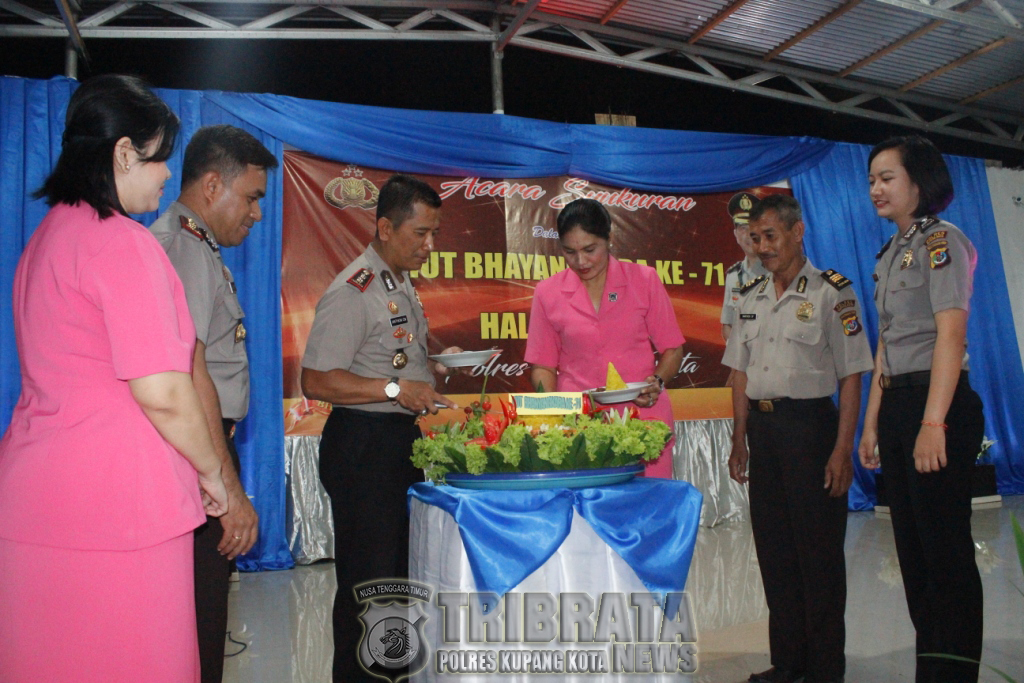 Polres Kupang Kota Gelar Acara Syukuran dalam Rangka Hari Ulang Tahun (HUT) Bhayangkara Ke- 71 Tahun 2017 Dan Halal Bihalal.