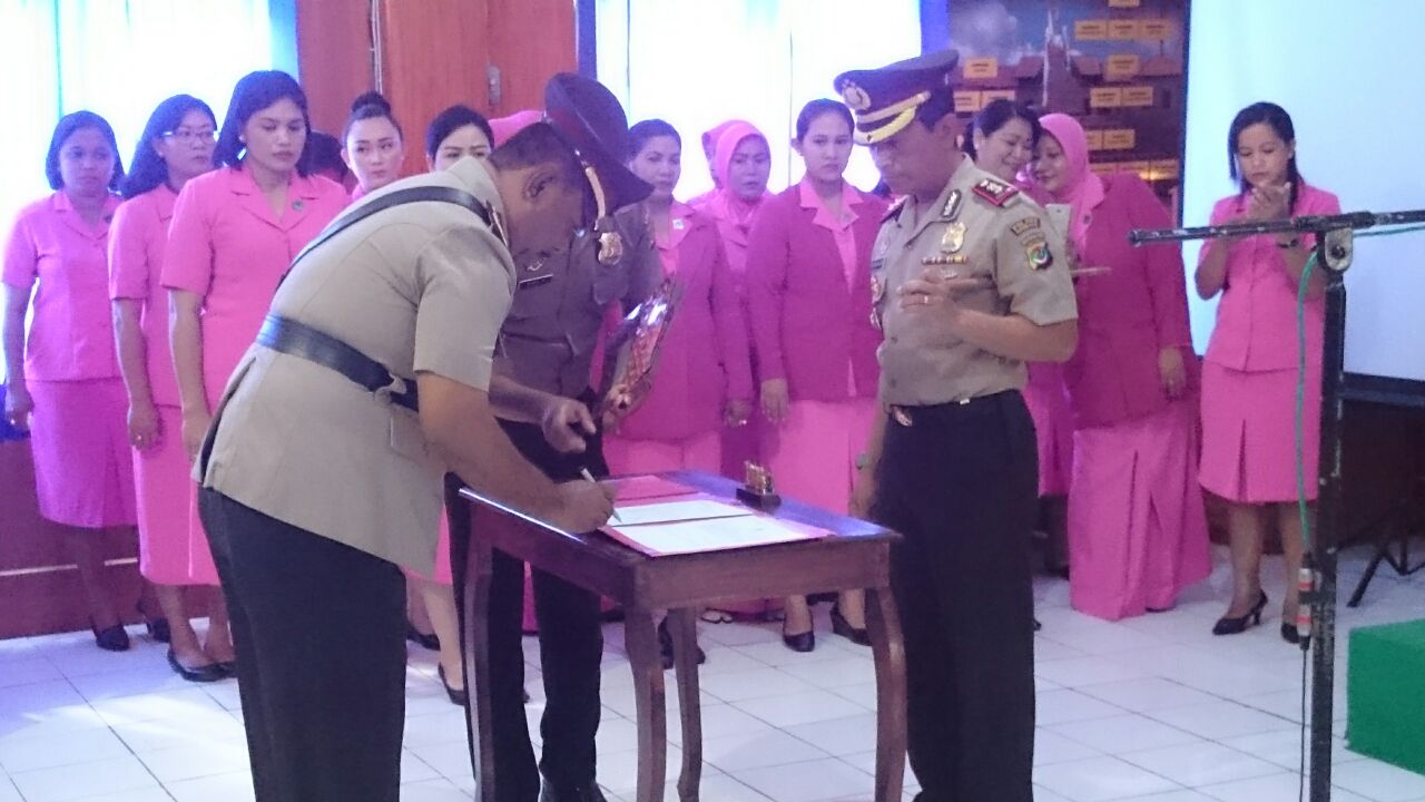 Kapolres Kupang Kota Pimpin Upacara Serah Terima Jabatan Kapolsek Kelapa Lima, Kasat Intelkam, Kasat Reskrim dan Kasat Sabhara Polres Kupang Kota.