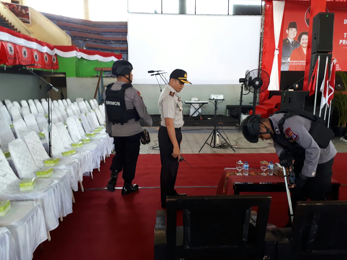 Kabagops Polres Kupang Kota Pantau langsung Deteksi dan Sterilisasi Gedung Gelanggang Olahraga Oepoi Kupang.