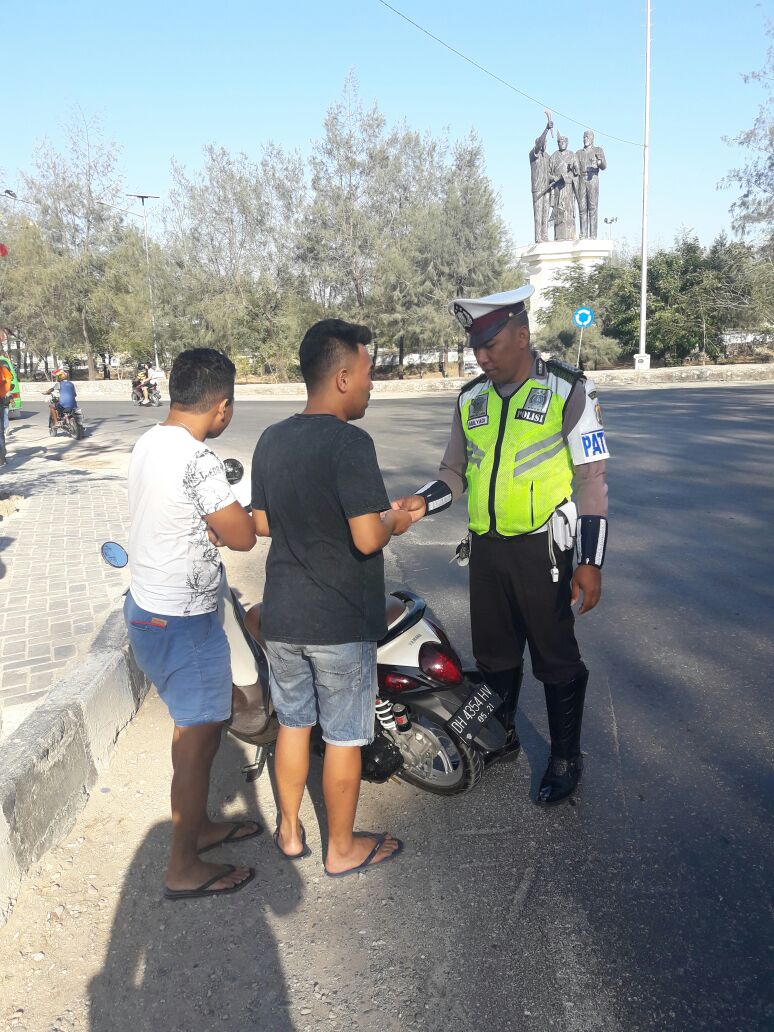 Tingkatkan K2YD,Sat Lantas Polres Kupang Kota Tilang Pelanggar Lalulintas pada saat Gatur Pagi.