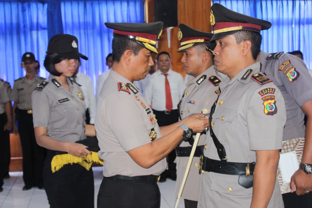 Kabagops  Polres Kupang Kota Diserahterimakan.