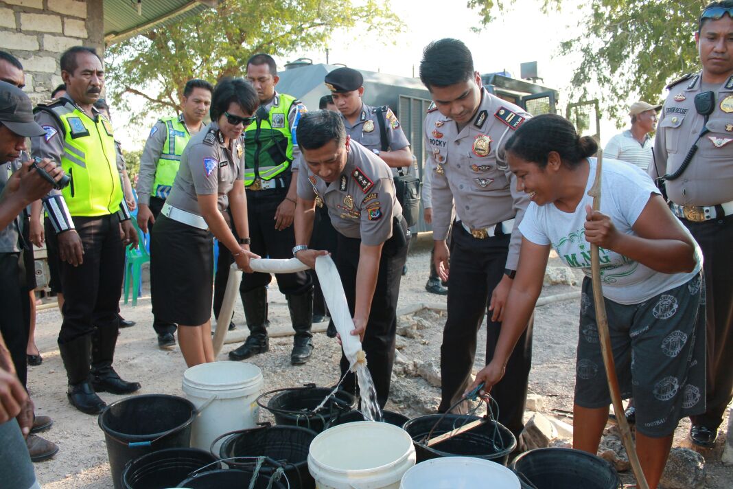 Polres Kupang Kota Peduli Kekeringan.