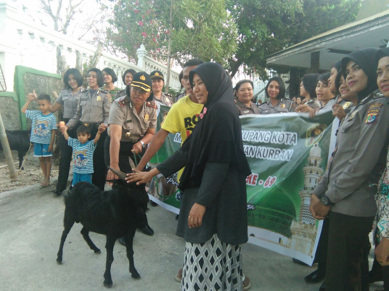 Dalam Rangka HUT Polwan yang Ke 69, Polwan Polres Kupang Kota Berbagi Kasih di Hari Raya Idul Adha 1438 H