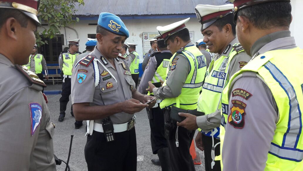 Tingkatkan Disiplin, Propam Polres Kupang Kota Periksa Kelengkapan Anggota Sat Lantas.