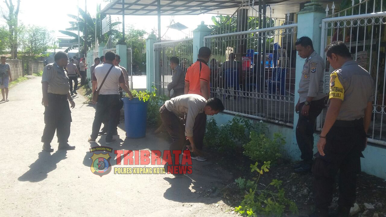 Sambut Natal, Polres Kupang Kota Kerja Bakti di Gereja Benyamin Oebufu.