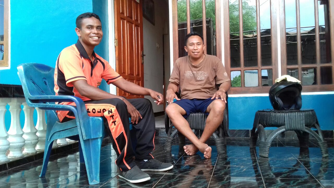 Bhabinkamtibmas Kelurahan Penfui Memberikan Himbauan Kamtibmas Kepada Masyarakat Yang Menyelenggarakan Acara Wisuda.