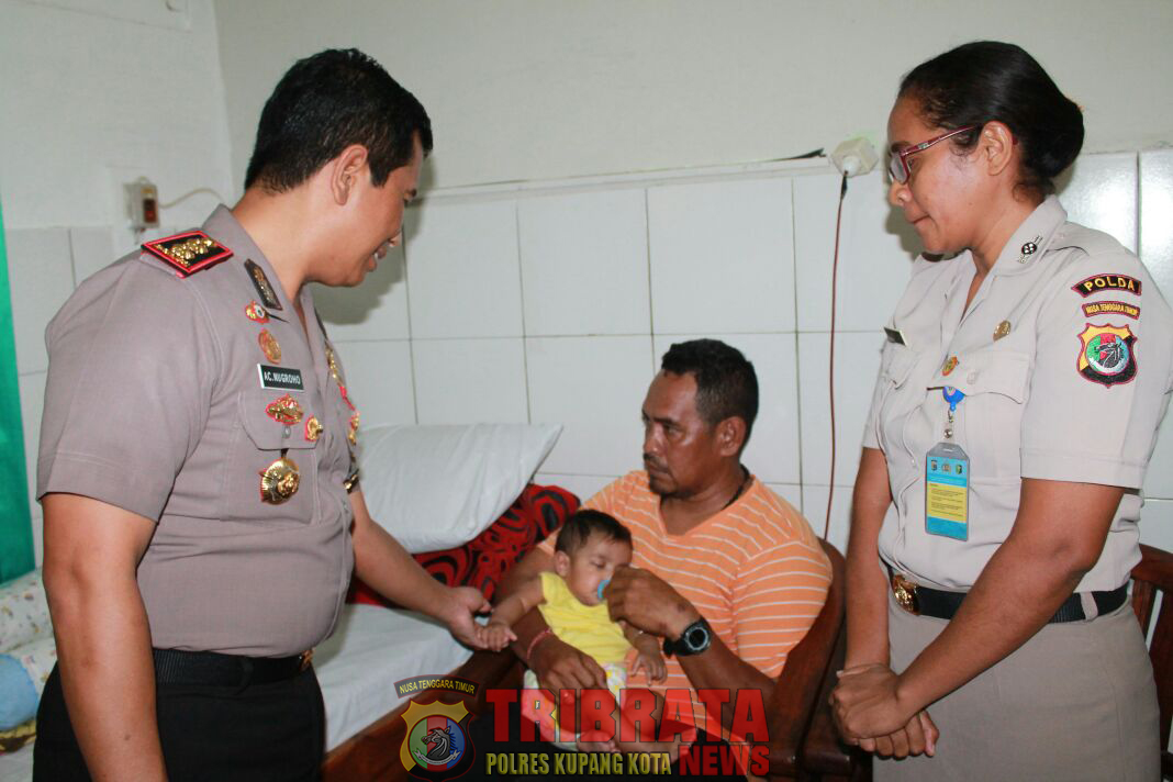 Isak Tangis Tak Terbendung,Saat Kapolres Kupang Kota Menyerakan Bayi yang di Terlantarkan Orangtuanya.