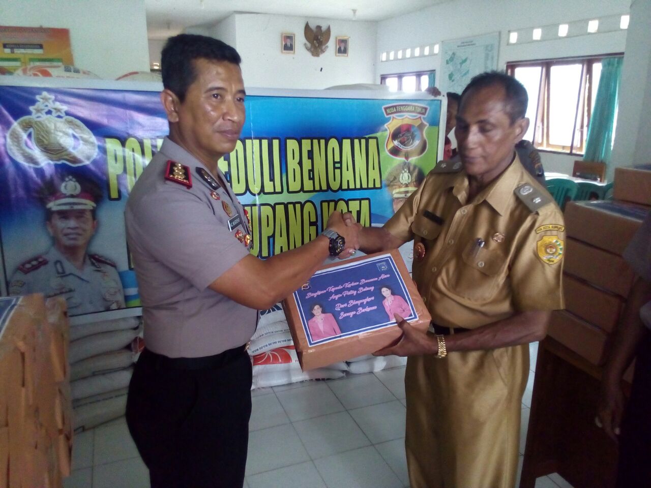 Kapolres Kupang Kota dan Bhayangkari Berikan Bantuan kepada  Korban Bencana Angin Puting Beliung.