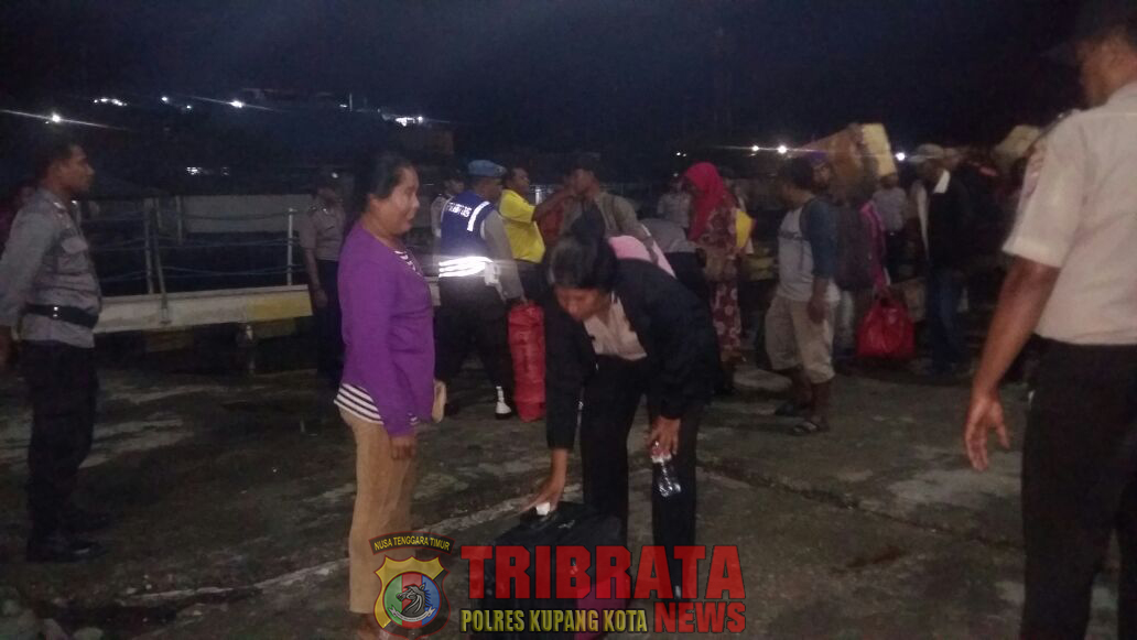 Gelar Operasi K2YD, Personil Gabungan Razia Barang Bawaan Penumpang KM Umsini di Pelabuhan Tenau.