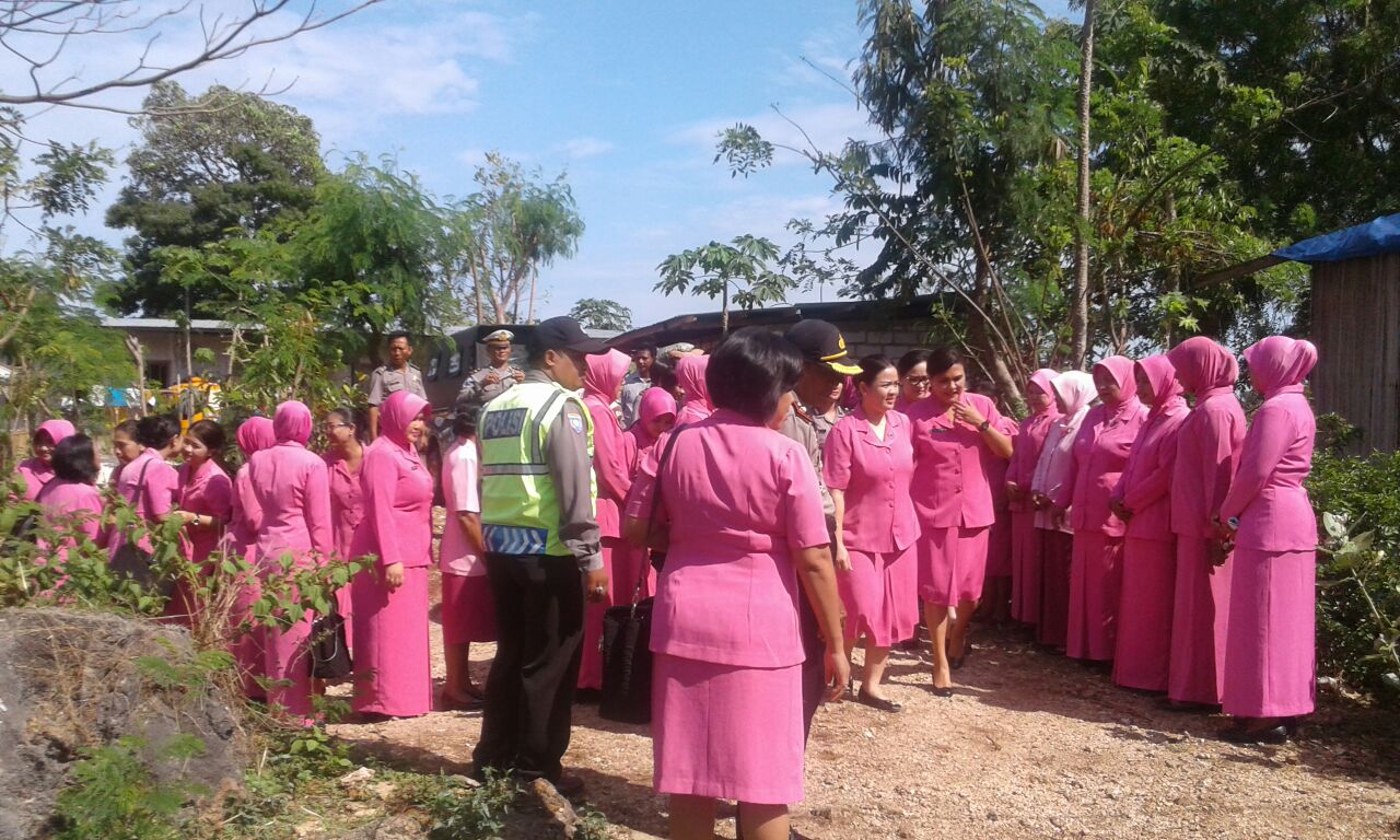 Anjangsana Ketua Bhayangkari Daerah NTT di Lokasi Bencana Angin Puting Beliung.