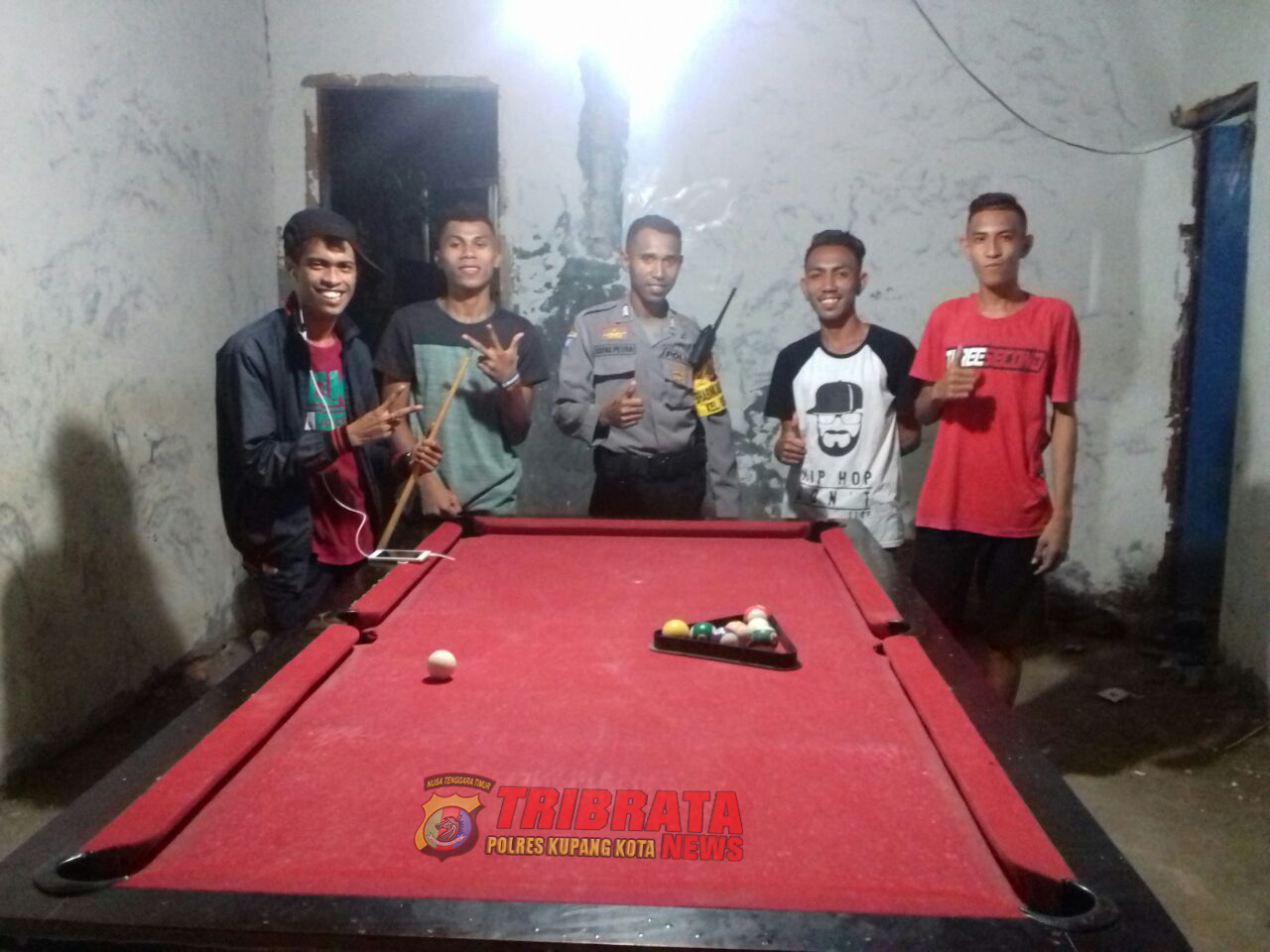 Sambangi Warga, Bripka Kefas  Sampaikan Pesan Kamtibmas kepada Pemain Billiard.