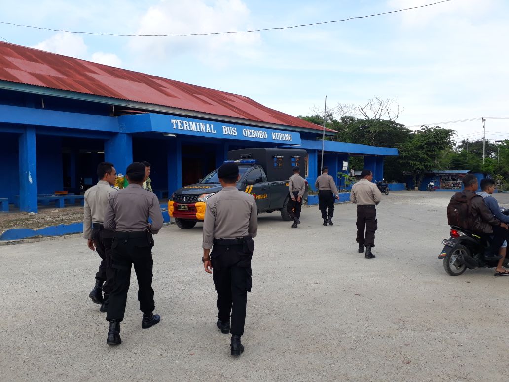 Berikan Rasa Aman Kepada Penumpang Bus,Unit Dalmas Patroli di Terminal Oebobo.