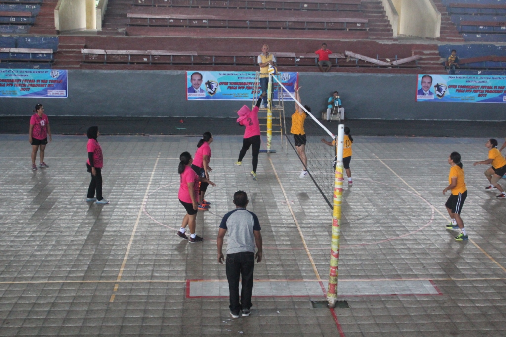 Bhayangkari Cabang Kupang Kota Juarai Pertandingan Bola Voli.