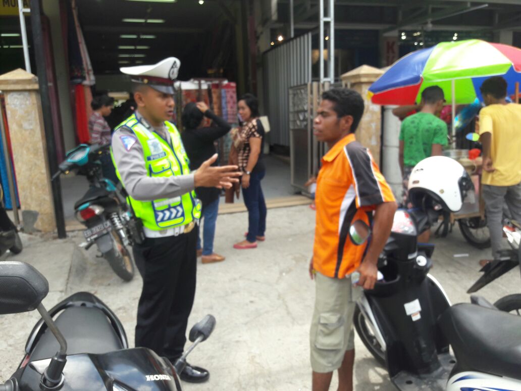 Unit Dikyasa Satlantas Polres Kupang Kota Himbau Tukang Parkir Agar Lebih Tertib Mengatur Kendaraan.