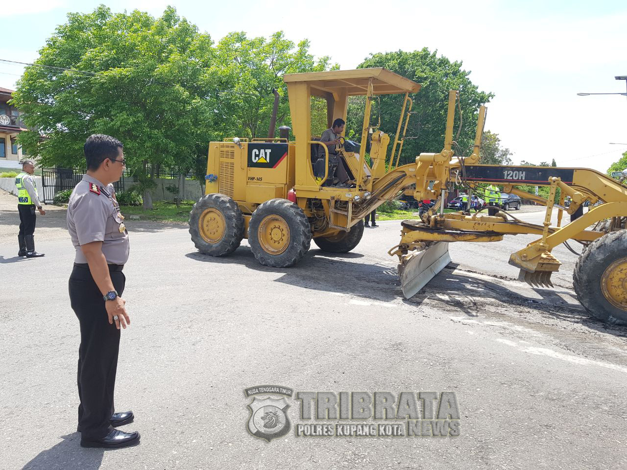 Pengikisan Lapisan Aspal yang Bergelembung , Wujud Kepedulian Polres Kupang kota Terhadap  Keselamatan  Pengguna Jalan.