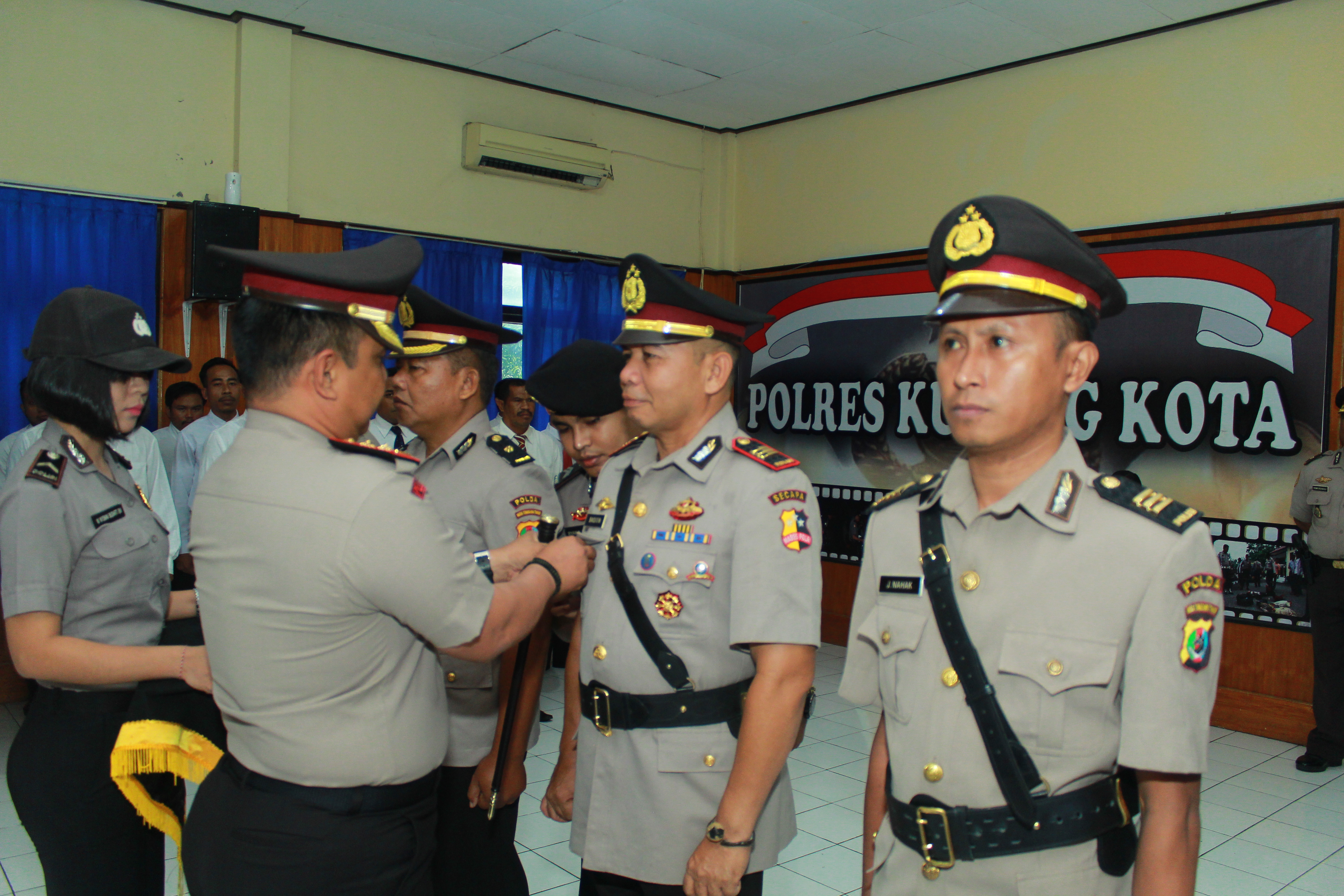 UPACARA SERTIJAB KAPOLSEK OEBOBO, KASAT NARKOBA DAN KASAT INTELKAM  YANG DIPIMPIN OLEH KAPOLRES KUPANG KOTA