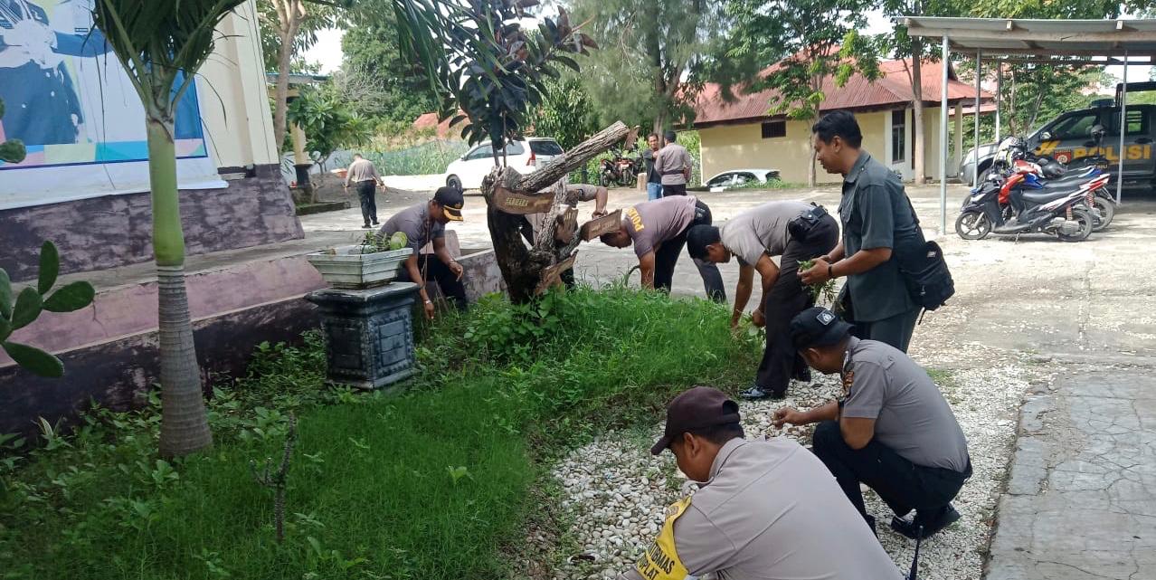 Waspada DBD, Polsek Alak Melaksanakan Pembersihan Mako