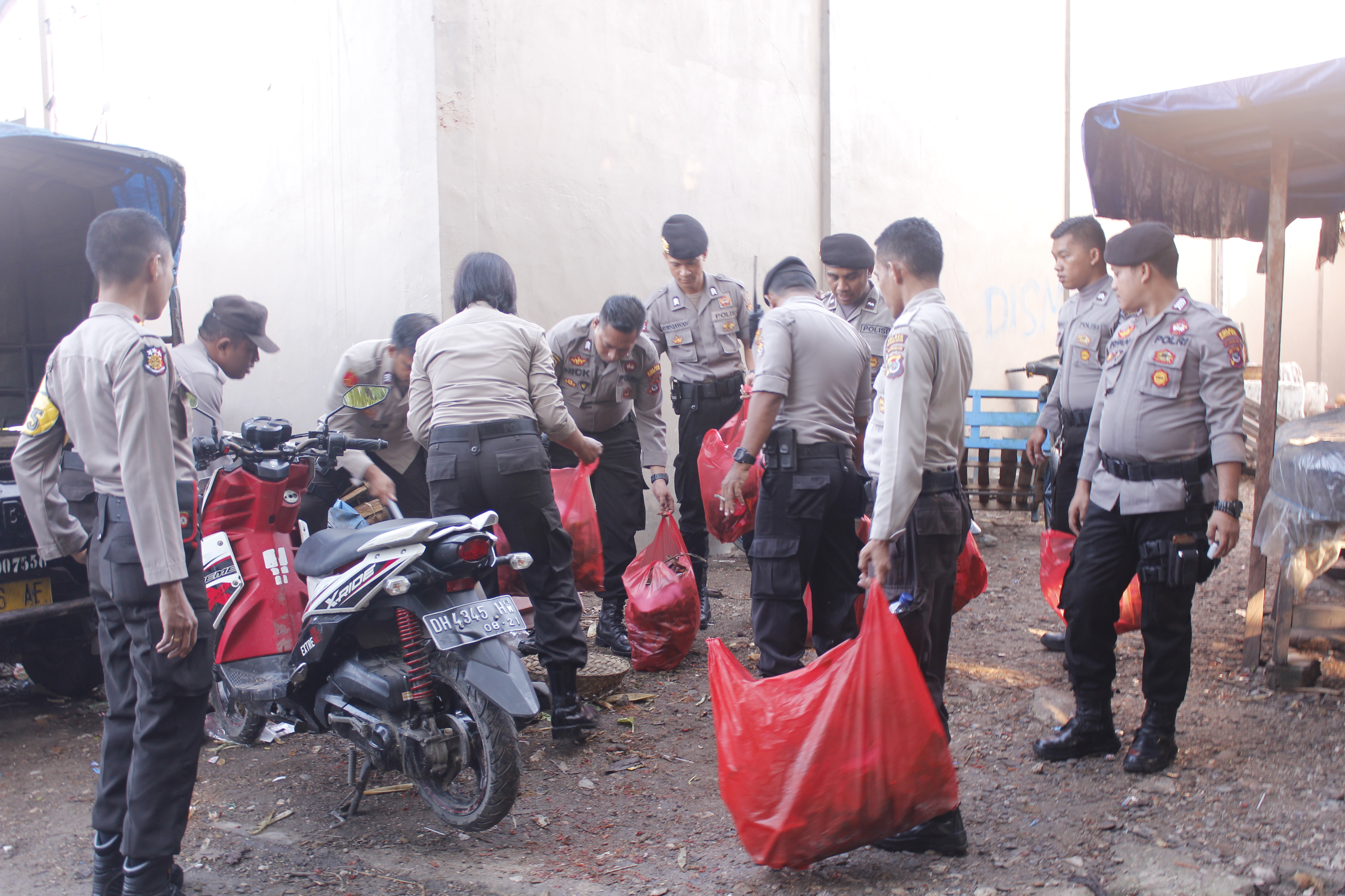 15 Menit NTT Cinta Bumi, Polres Kupang Kota Bersihkan Sampah di Pasar Oeba