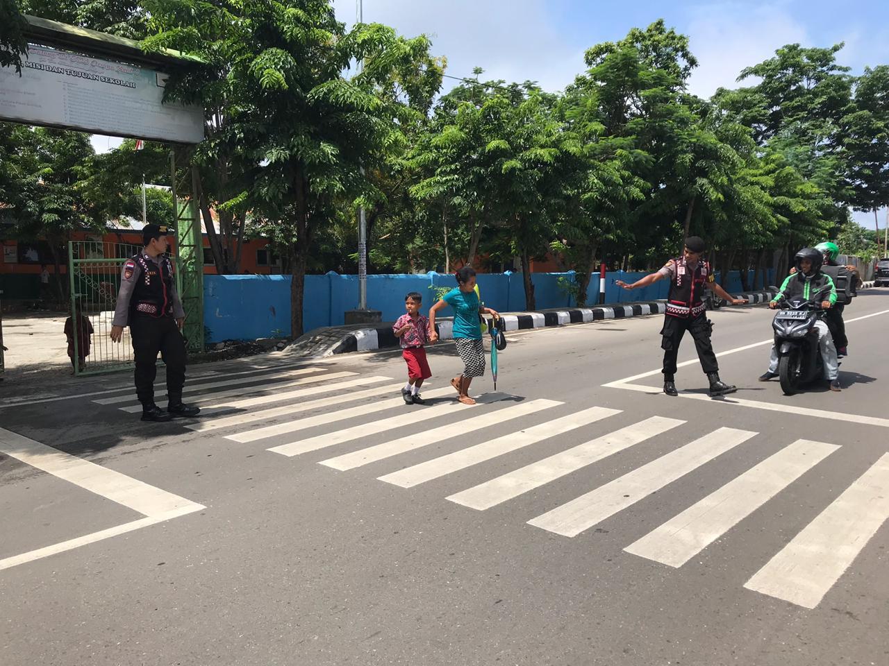KEHADIRAN POLISI DI TENGAH MASYARAKAT MENCEGAH TIMBULNYA GANGGUAN KAMTIBMAS