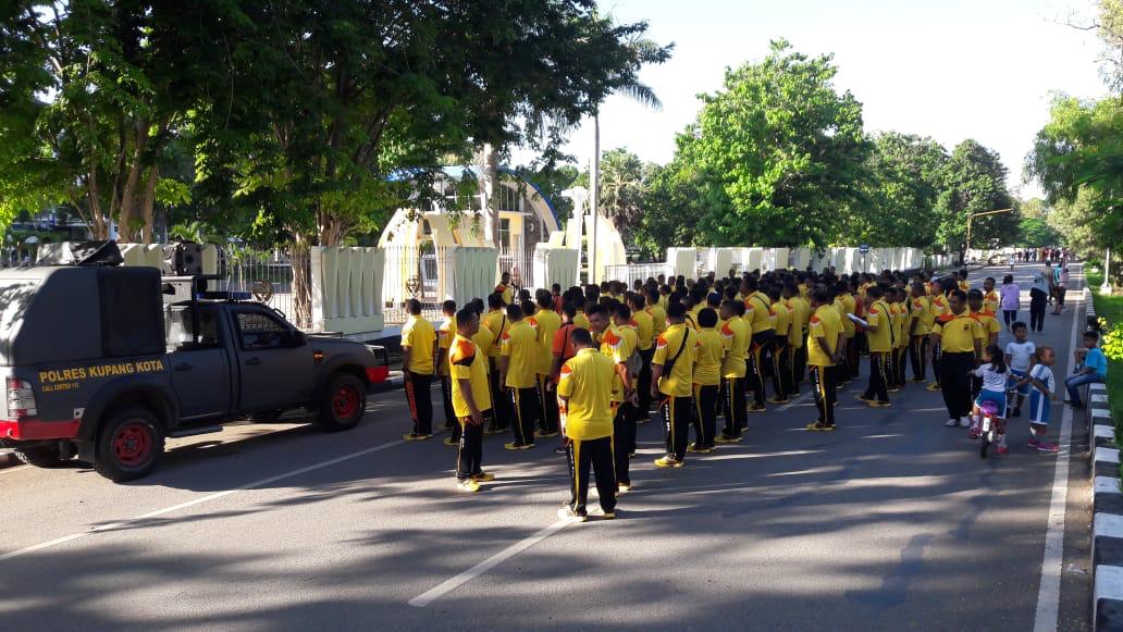 Setelah Berolahraga Personil Polres Kupang Kota Bersama-sama Membersihkan Sampah di Arena CFD