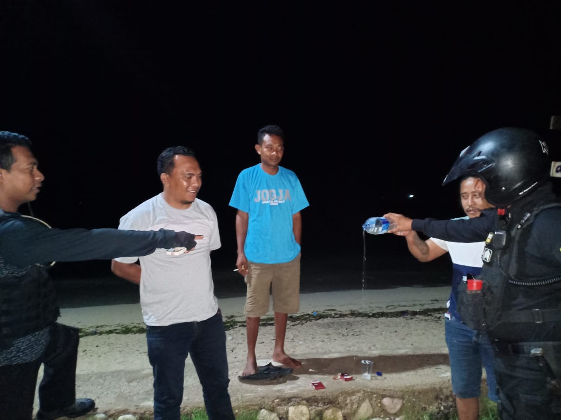 Unit Turjawali Satuan Sabhara Polres Kupang Kota Membubarkan Pemuda Yang Sedang Meneguk Miras