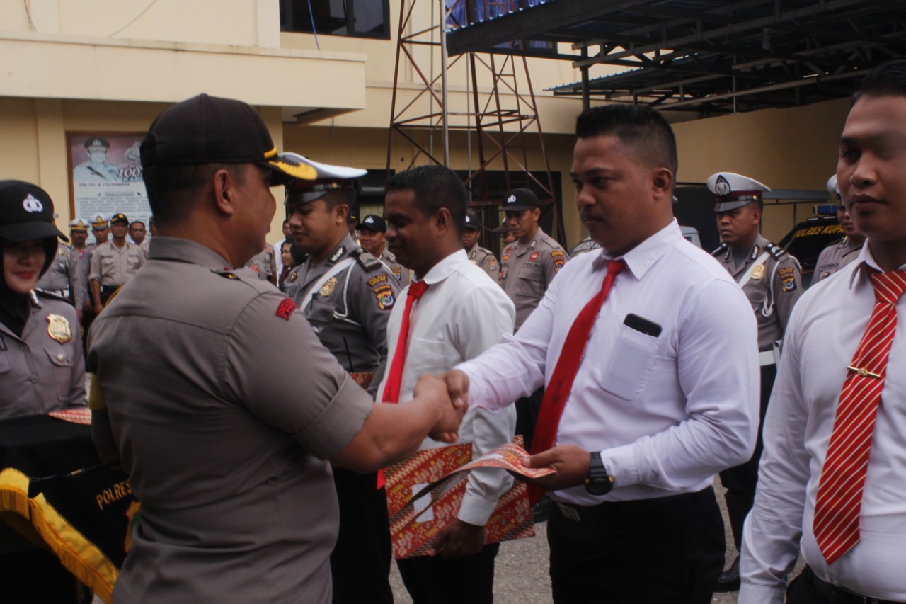 Kapolres Kupang Kota Beri Penghargaan Empat Anggota Yang Berprestasi