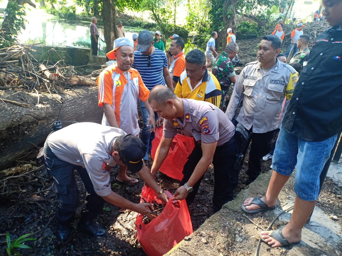 Kapolsek Alak Turut Hadir Dalam Aksi Bersih Mata Air Sagu Dalam Rangka Memperingati Hari Air Sedunia Ke- XXVII