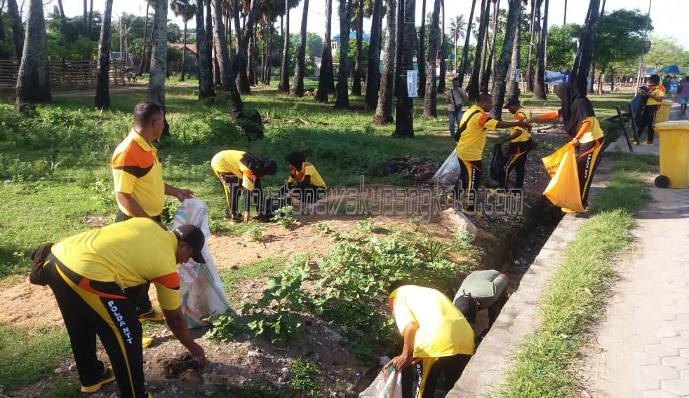 Kapolsek Kelapa Lima Pimpin Personil Kerja Bakti di Pantai Warna Oesapa.