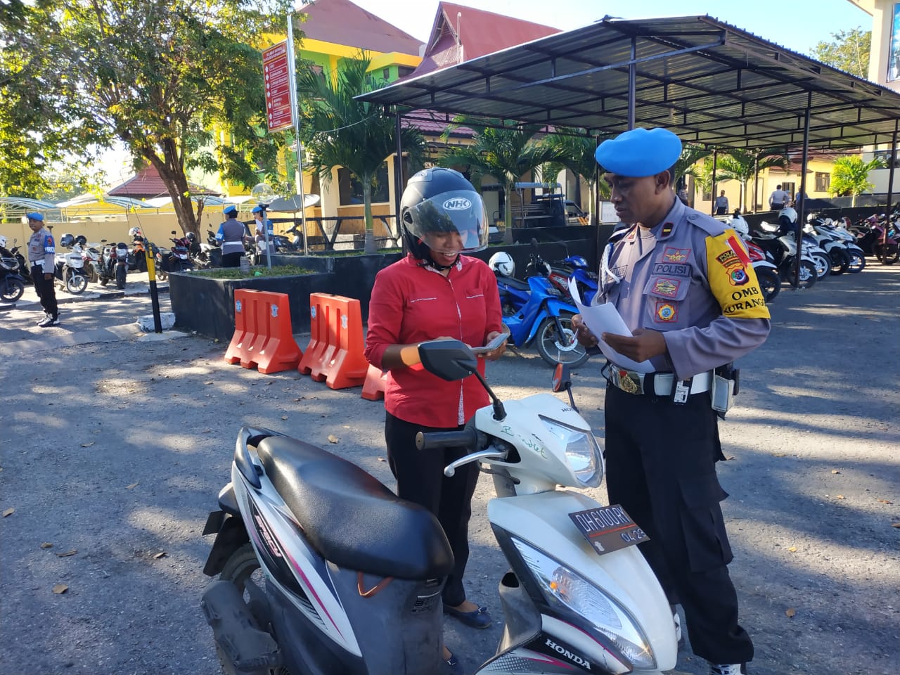 Disiplin Saat Berkendara, Propam Polres Kupang Kota Cek Surat Kelengkapan Personil