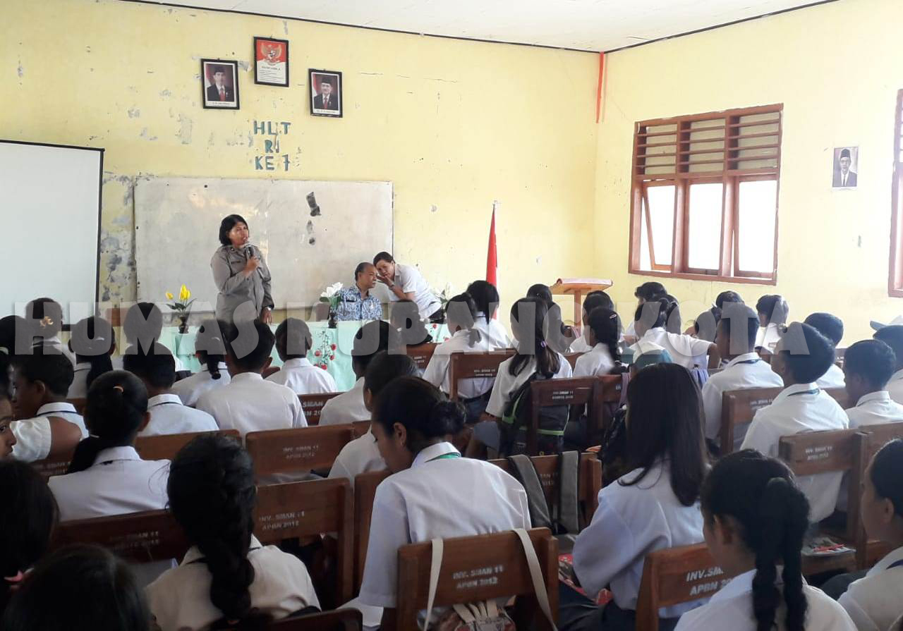 Jadi Motifator, Kapolsek Maulafa  Berikan Materi Kenakalan Remaja di SMA Negeri 11 Kupang.