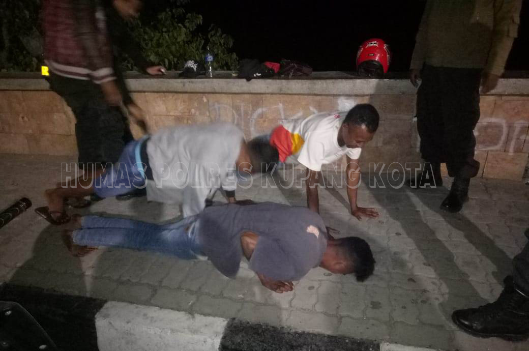 Terciduk Sedang Minum-minuman Keras, Polisi Berikan Hukuman.