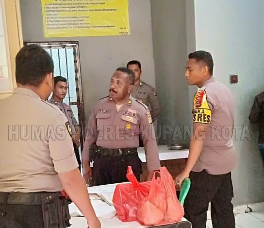 Wakapolres Cek Tahanan Di Rutan Polres Kupang Kota.