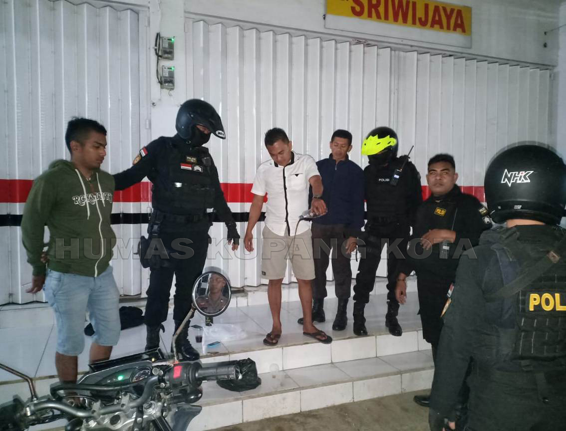 Potroli Gabungan Bubarkan Sekelompok Pemuda yang Sedang Miras.