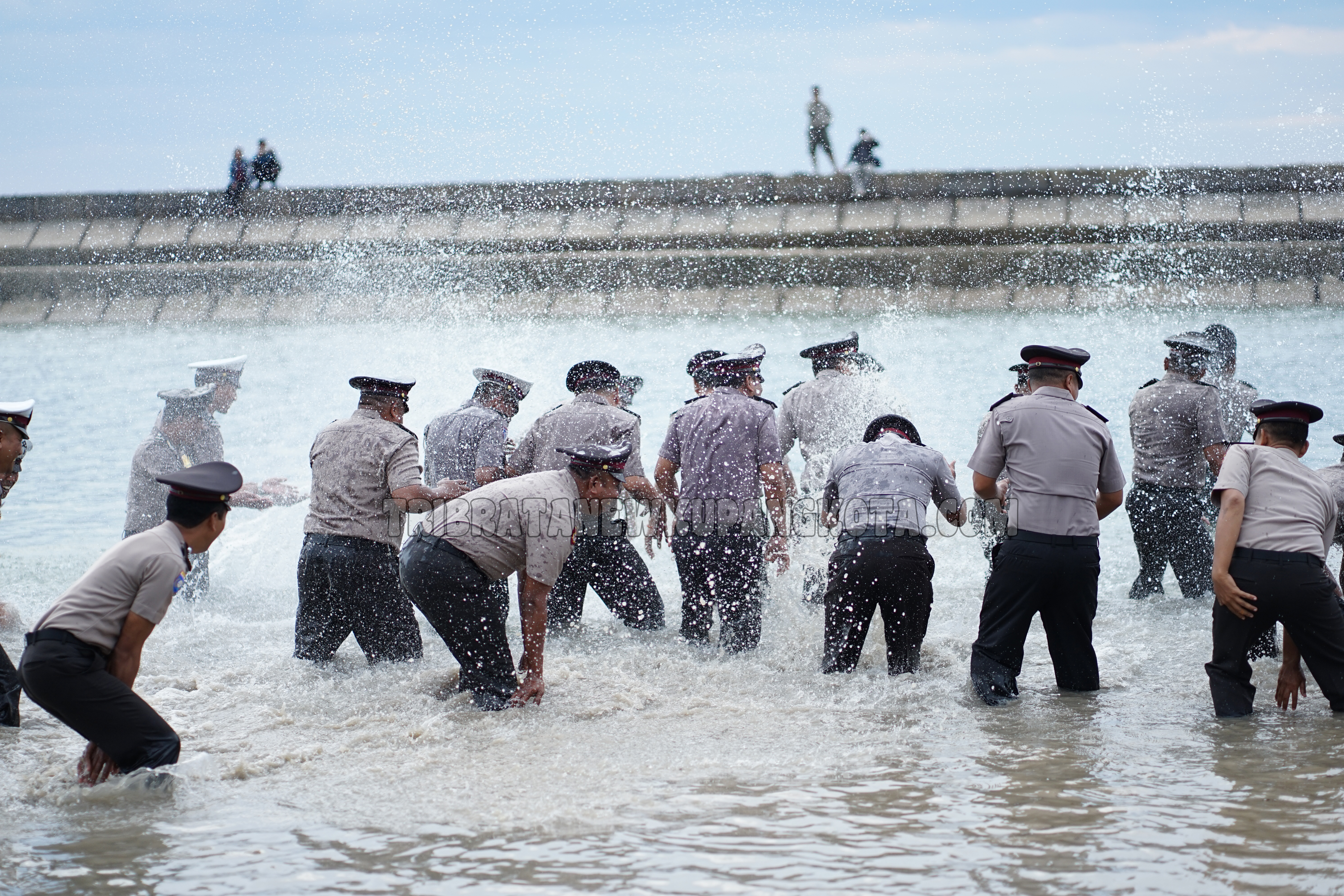 Anggota Polres Kupang Kota Diceburkan ke Laut.