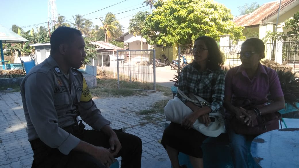 Sambangi Ketua RT, Bhabinkamtibmas Polsek Oebobo Sampaikan Pesan Kamtibmas.