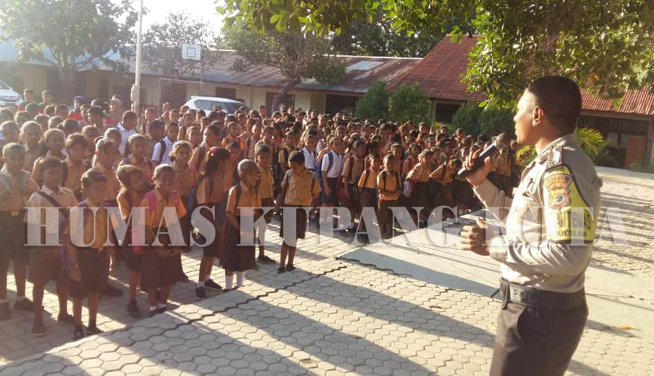 Cegah Kenakalan Remaja,Bhabinkamtibmas Lakukan Sosialisasi ke Sekolah.