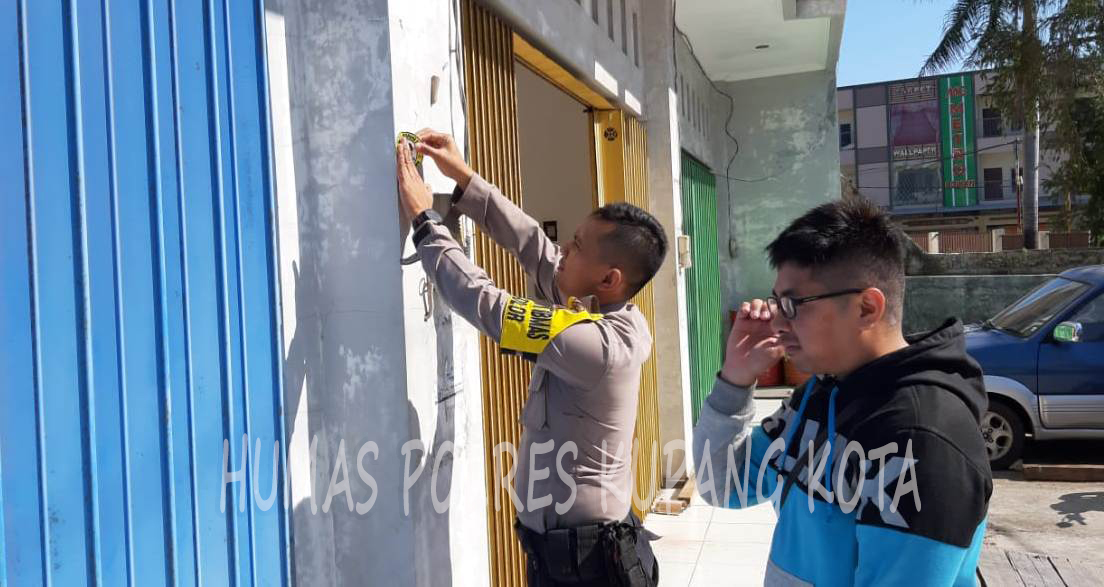 Bhabinkamtibmas Polsek Kelapa Lima Lakukan Sambang Sekaligus Tempel Stiker.