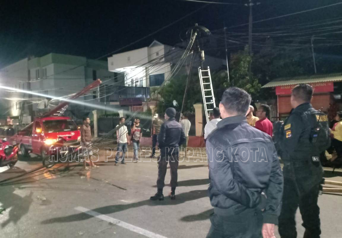 Kabel Tekom Melintang di Tengah Jalan,Sat Samapta Polres Kupang Kota lakukan Pengaturan Arus Lalin.