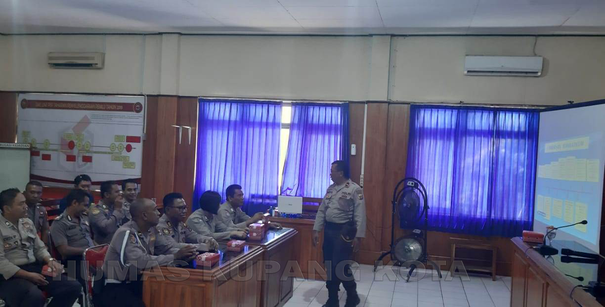 Subbag Hukum Polres Kupang Kota Berikan Sosialisasi dan Penyuluhan Hukum kepada Anggota.