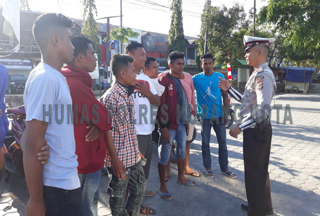 Unit Dikyasa Polres Kupang Kota Sosialisasi Tertib Berlalu Lintas Kepada Tukang Ojek.