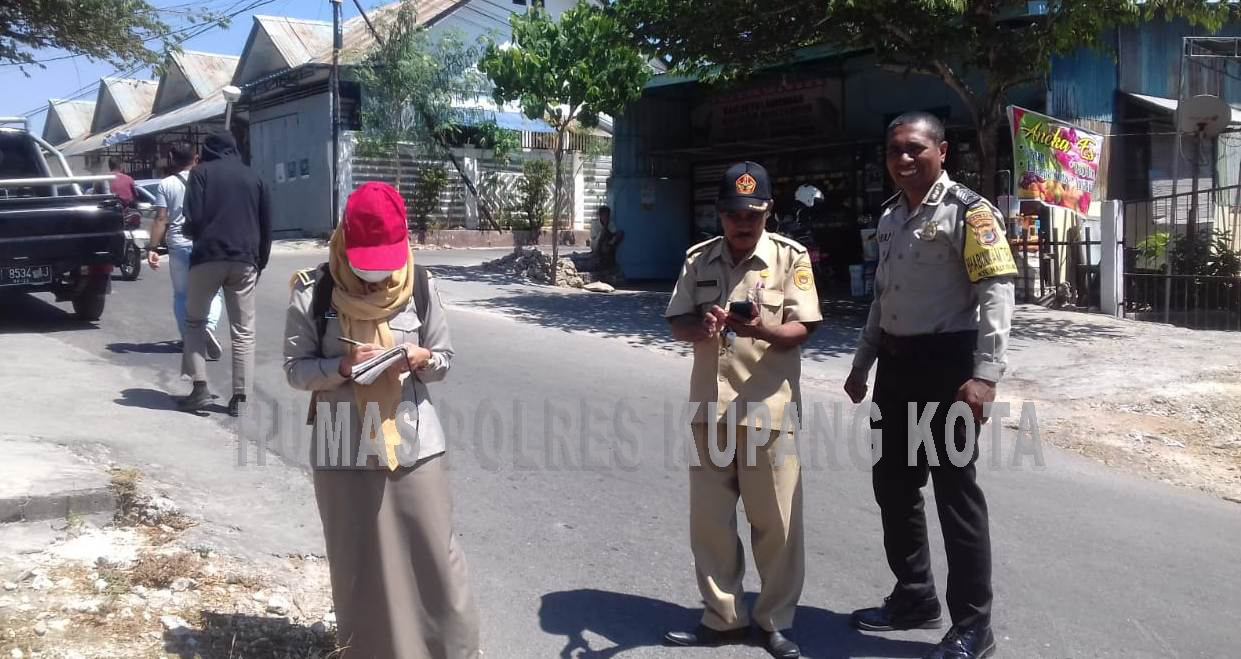 Bhabinkamtibmas Kelurahan Naikolan Dampingi Petugas BPN Lakukan Pengukuran Tanah.