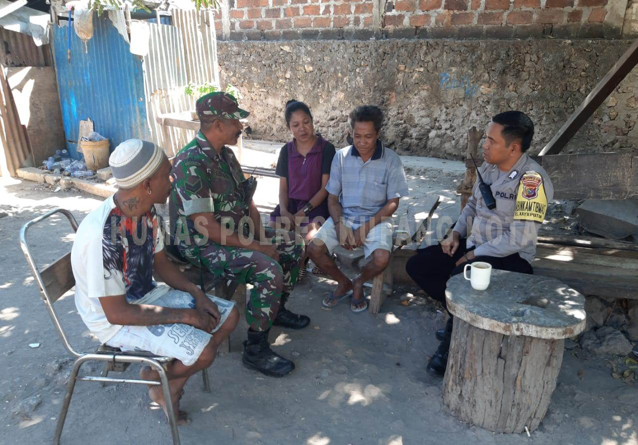 Bhabinkamtibmas Kayu Putih Bersinergi Dengan Babinsa Sambang ke Warga Binaanya.