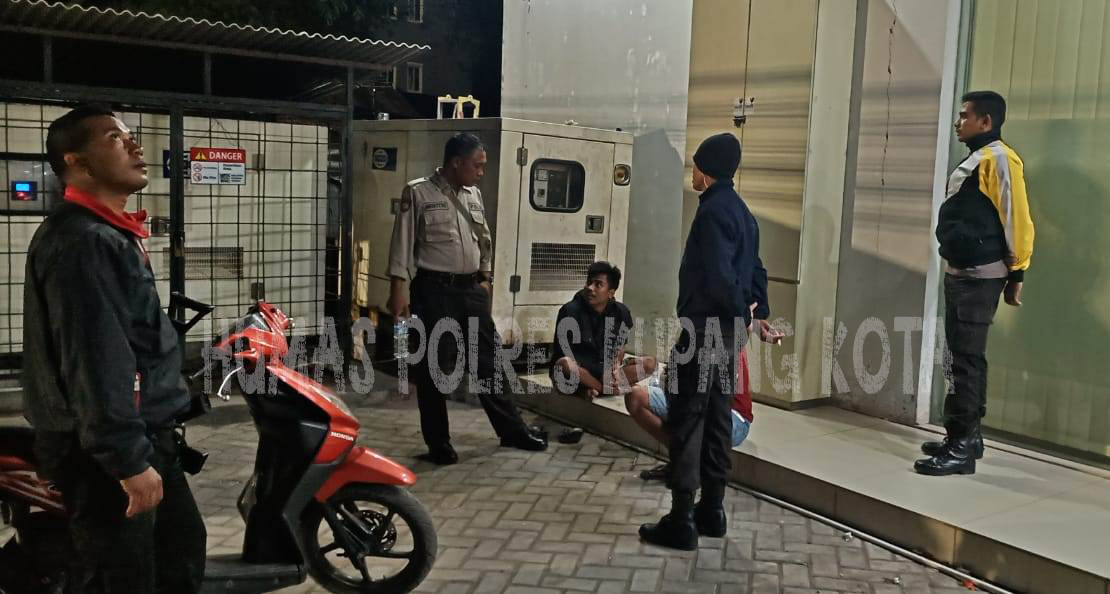 Patroli Dialogis,Sat Samapta Polres Kupang Kota Bubarkan Pemuda yang Asik Miras.