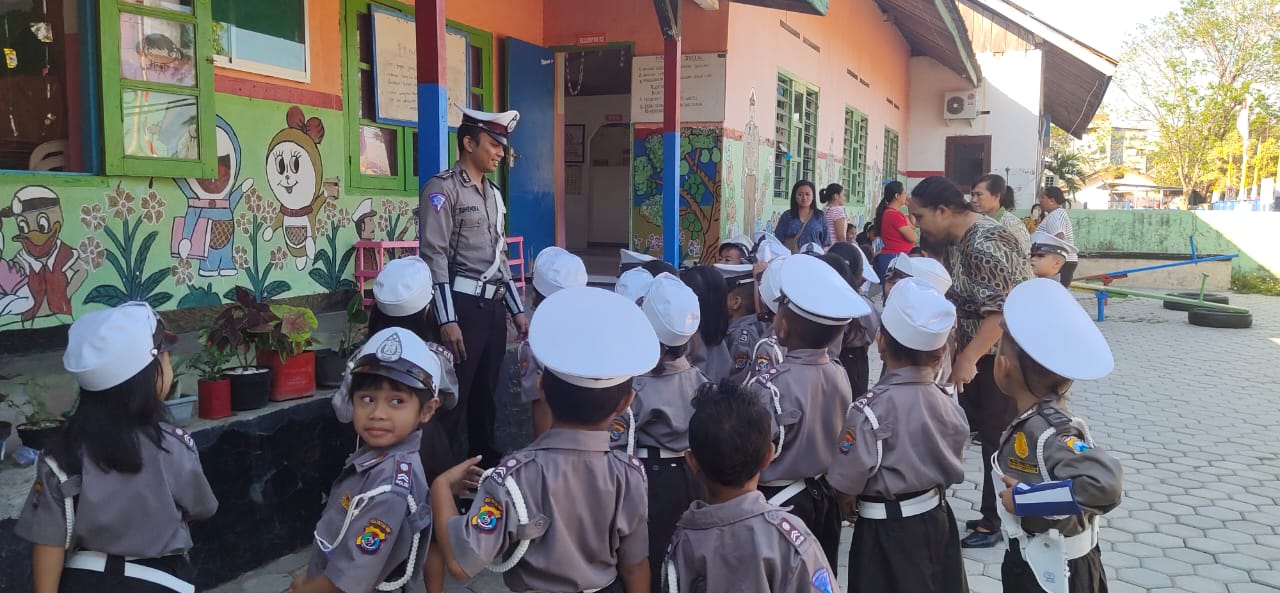 Ajarkan Tertib Berlalu Lintas Sejak Dini,Sat Lantas Polres Kupang Kota Kunjungi TK Bhayangkara.
